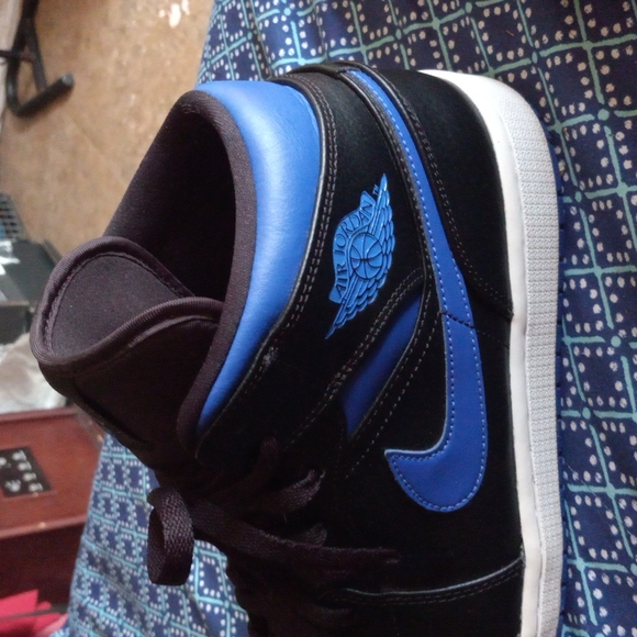 2020Air Jordan 1 Mid 'Black Hyper Royal' - Picture 2 of 4